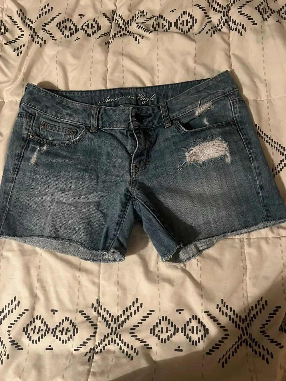 AE shorts. Low rise. Size 8. Waist measures approx 15” across. Rise is 6 1/2”.